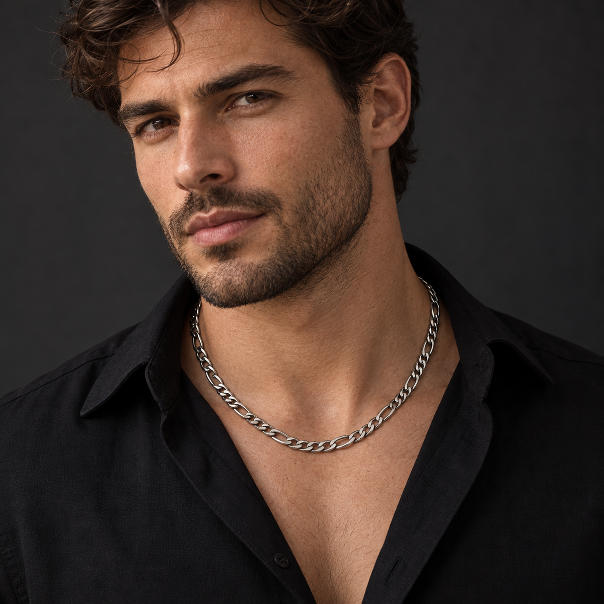 Modelo masculino com colar Figaro prateado Myssac Atlas