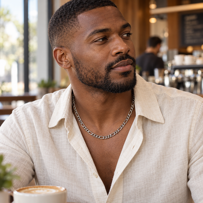 Modelo masculino com colar Myssac Atlas num café