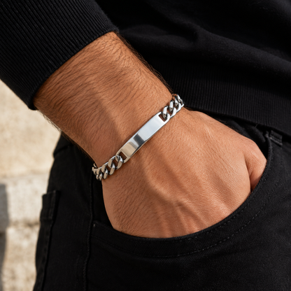 Modelo masculino com pulseira em aço inoxidável