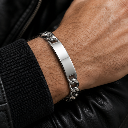 Modelo masculino com pulseira em aço inoxidável
