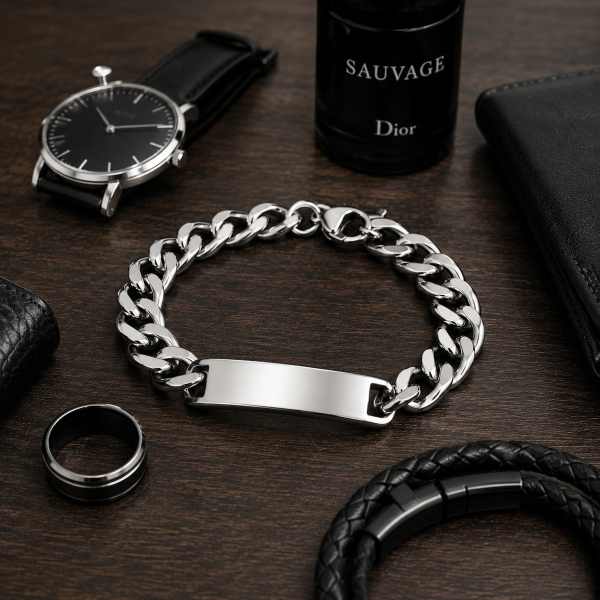 Pulseira prateada com acessórios masculinos