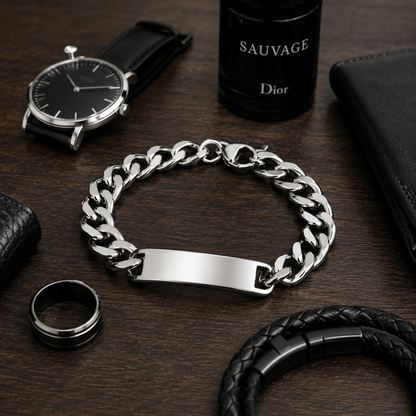 Pulseira prateada com acessórios masculinos