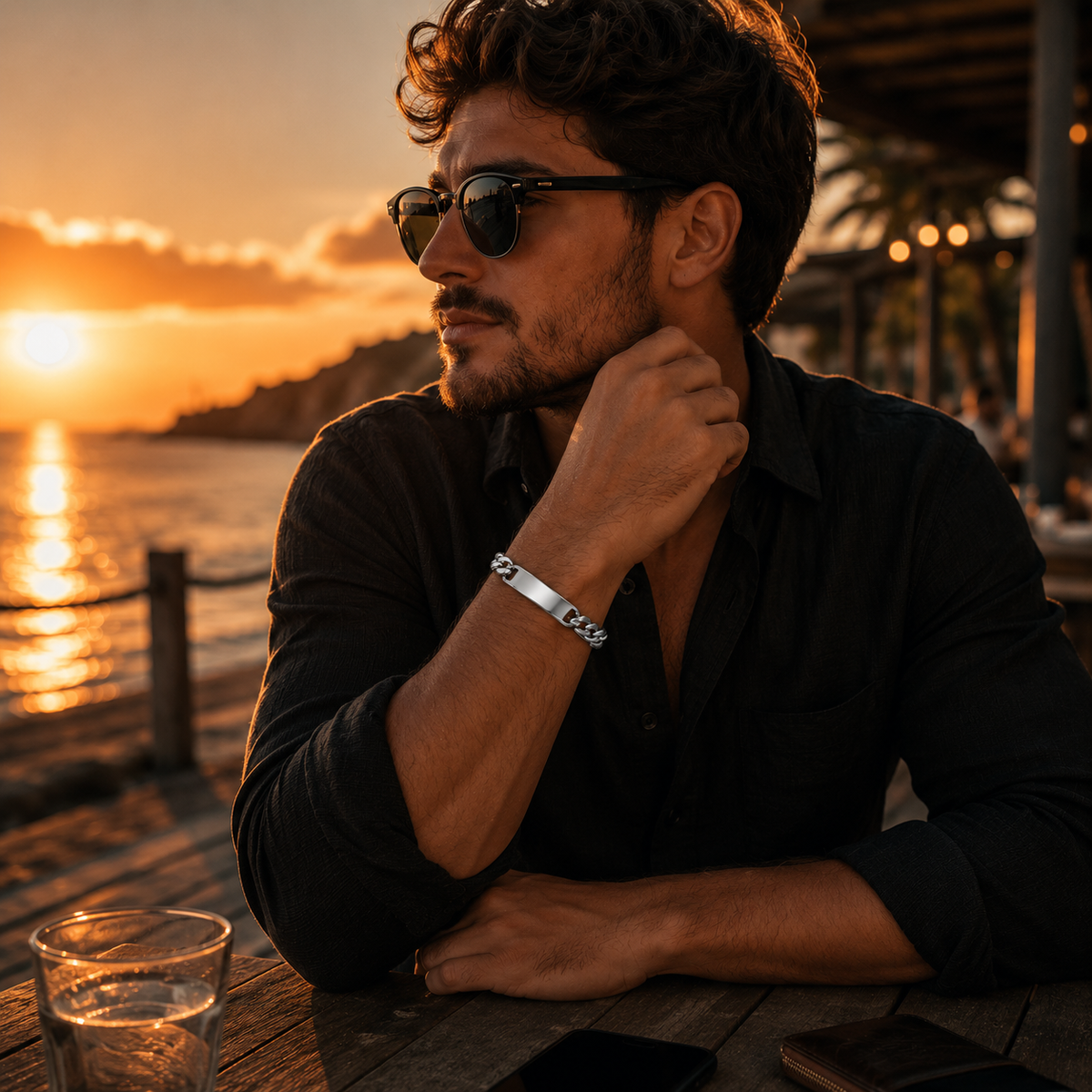 Modelo masculino com pulseira em aço inoxidável